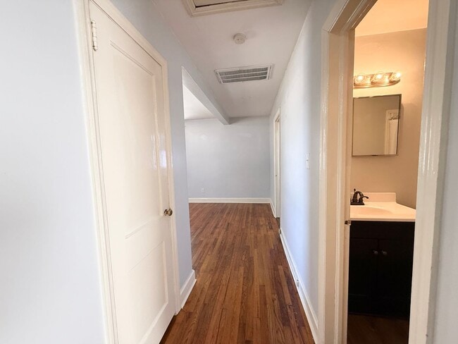 Building Photo - Charming 2 Bedroom Home With Spacious Yard!