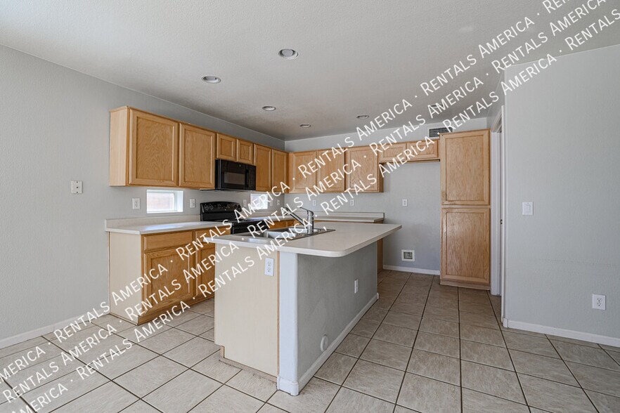 Building Photo - 7441 W Fleetwood Ln