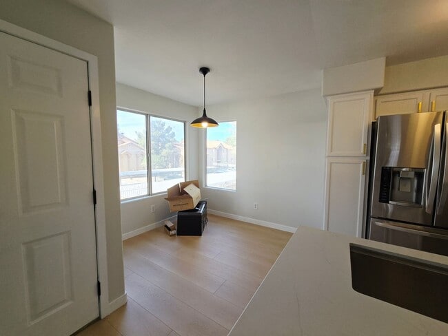 Building Photo - RENOVATED 2BD/2BA NEAR STRIP!