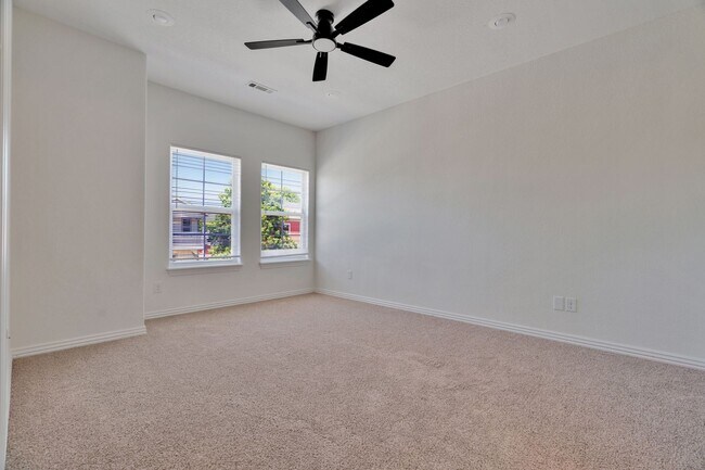 Building Photo - 4 Bed 3 Bath Townhome located close to University!