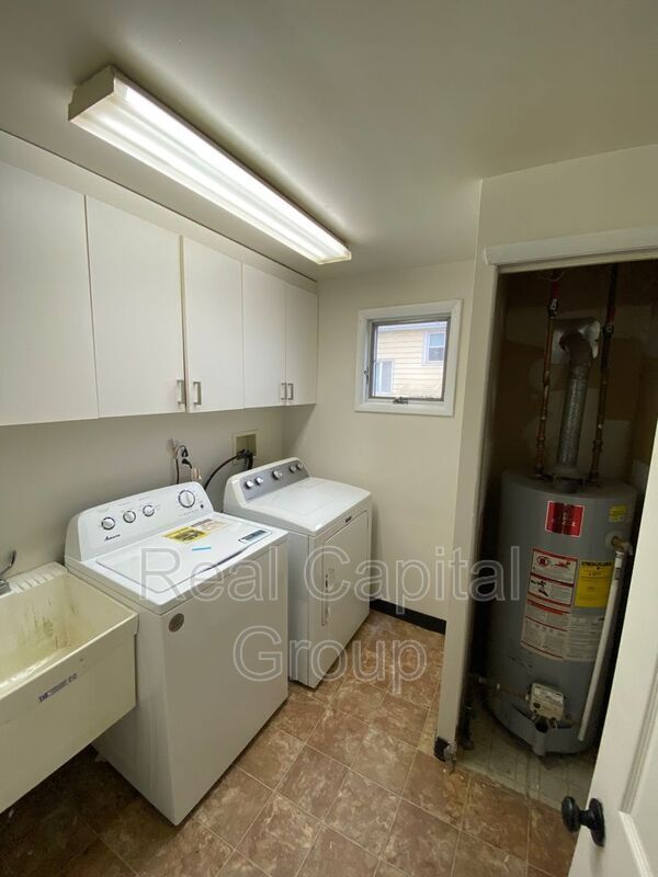 Building Photo - 305 Cable St