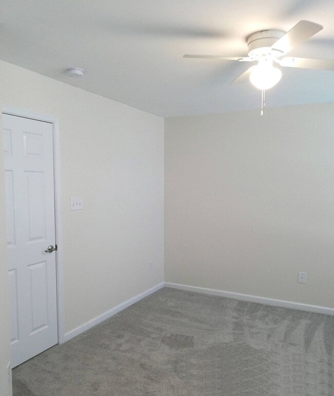 Building Photo - 1720 SF Townhome - 3 BR/1.5 BA - Kings Cro...