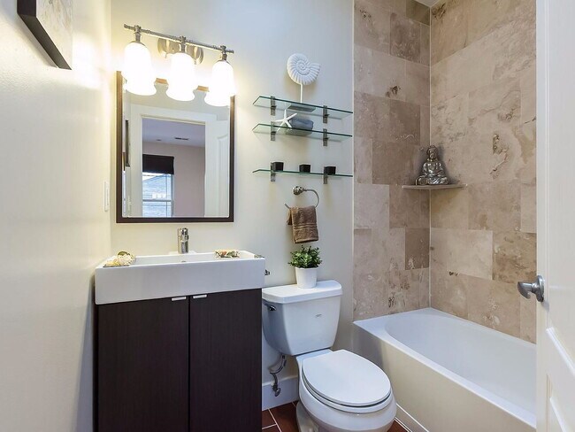 Building Photo - "Spacious Urban Living: Luxurious 4-Bed, 4-Bath Duplex in the Heart of Washington, DC!"