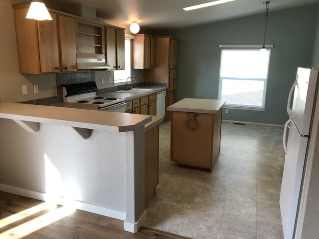 Building Photo - Beautiful and Convenient Turner Location!