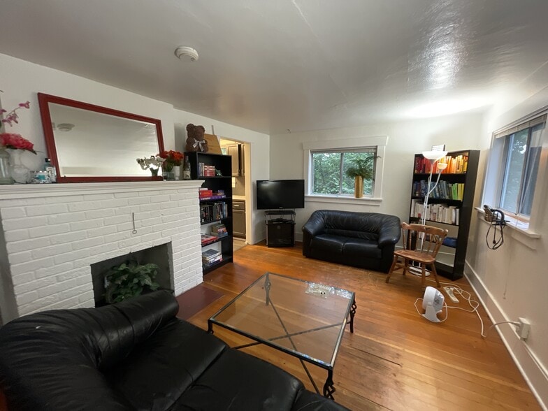 Building Photo - 1818 NE 55th St