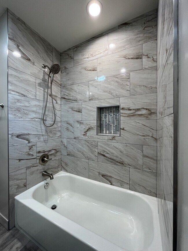 Building Photo - Upgraded + freshly prepped 3+2.5 in Granad...