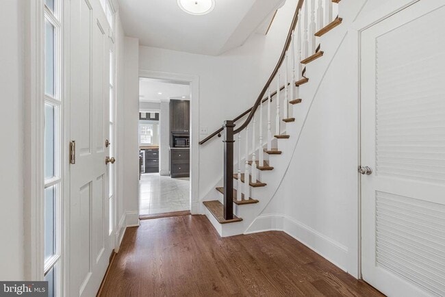 Building Photo - 611 G St SE