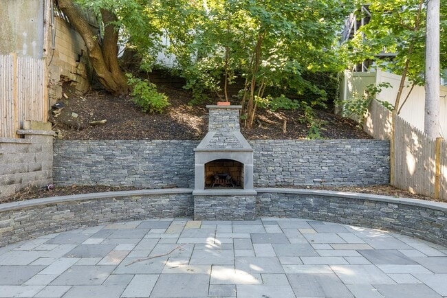 Building Photo - 719 E 2nd St