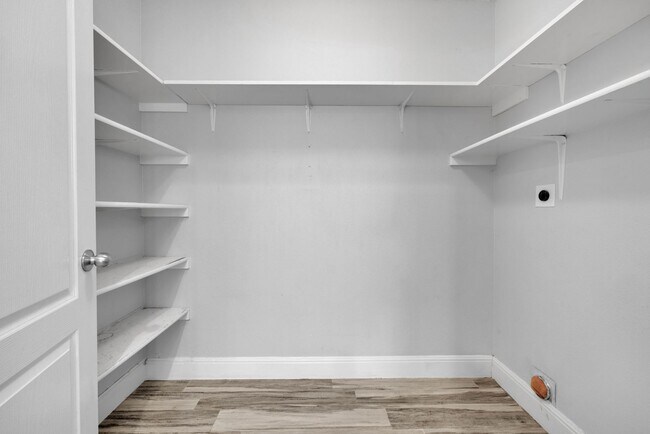 Building Photo - Immaculate Single-Story Home with Modern U...
