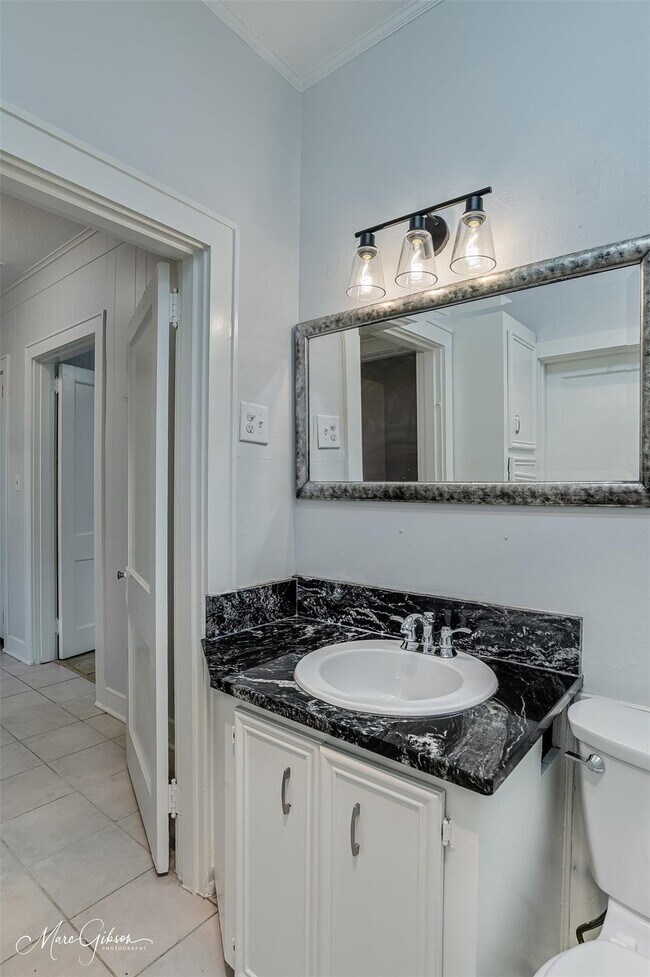 Building Photo - "Charming 3-Bed Oasis with Granite Touches & Hardwood Elegance in Bossier City!"