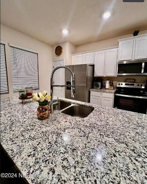 Building Photo - 608 Yellow Oaks Ln