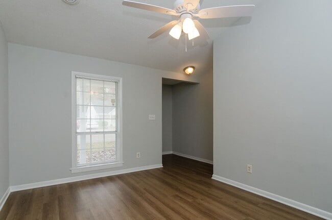 Building Photo - 818 Varsity Dr