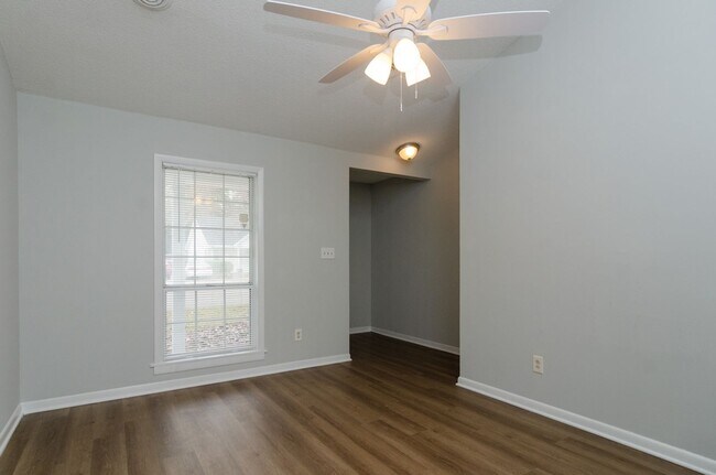 Building Photo - 819 Varsity Dr