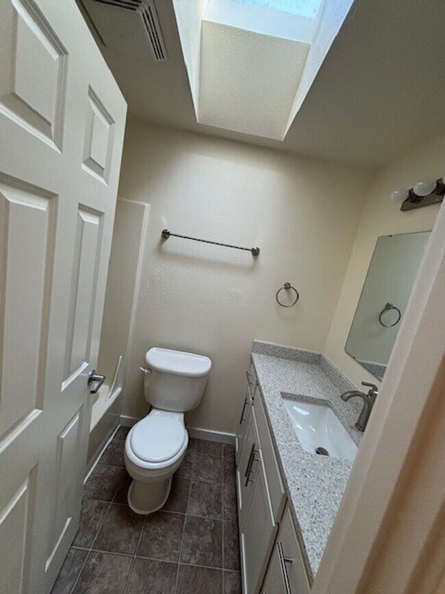 Building Photo - Madronas Duplex