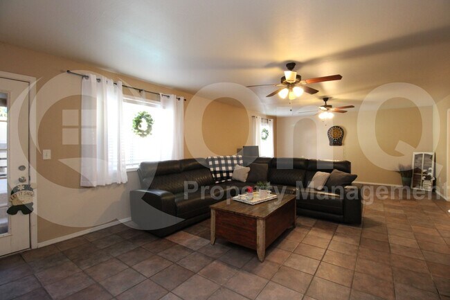 Building Photo - 4606 E Towne Ln