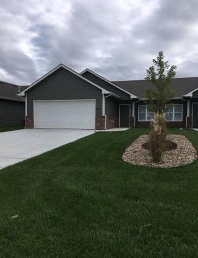 Building Photo - 5519/23 N Edwards Cir