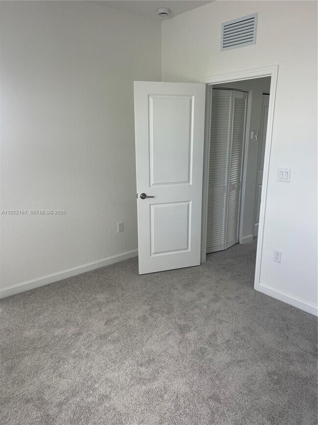 Building Photo - 2630 SE 27th Ct