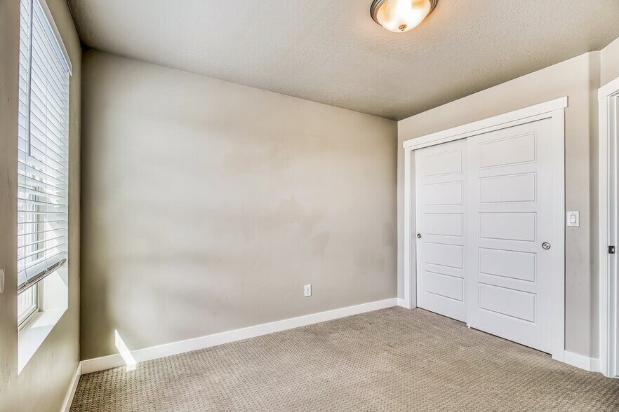 Building Photo - 1083 W Osprey Dr
