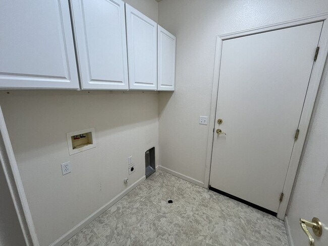 Building Photo - Residential 3 bed 2 bath in Elk grove