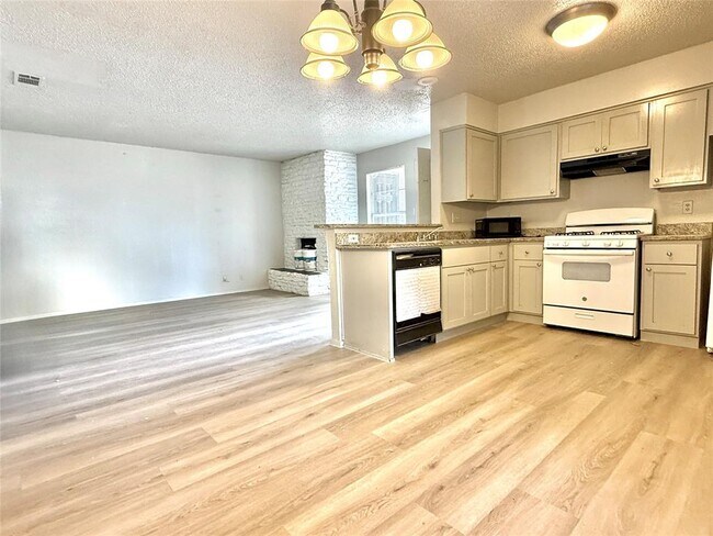 Building Photo - 302 Hedgewood Dr