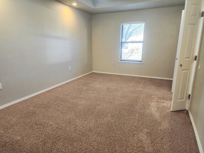 Building Photo - 1101 W 15th St