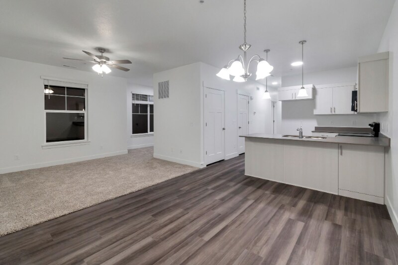 Building Photo - 710 715 S