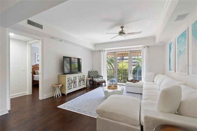 Building Photo - 300 Beach Dr NE