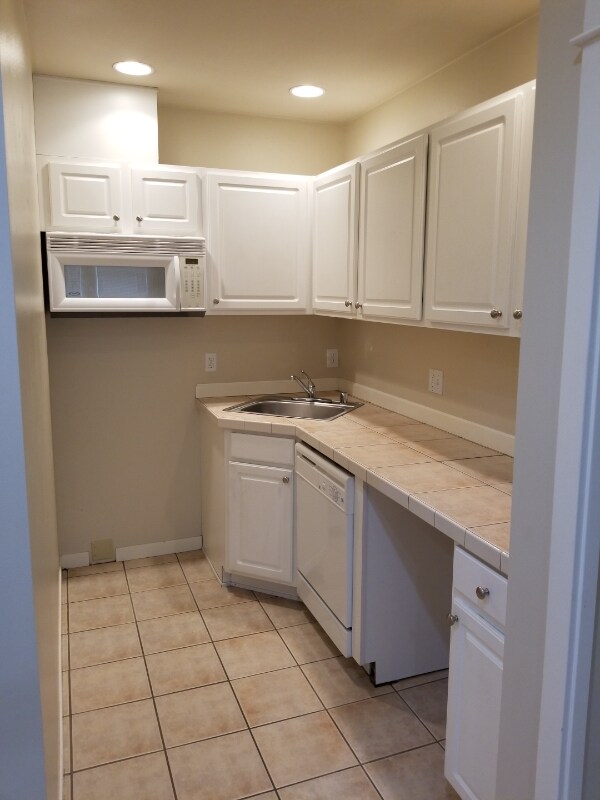 Building Photo - 1813 S Bush Pl