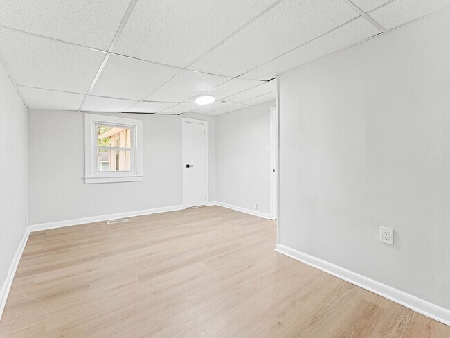 Building Photo - 161 W Hampton St