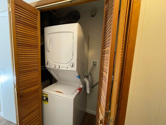 Building Photo - Freshly Renovated 1 bedroom convenient to 40, lovely wooded setting