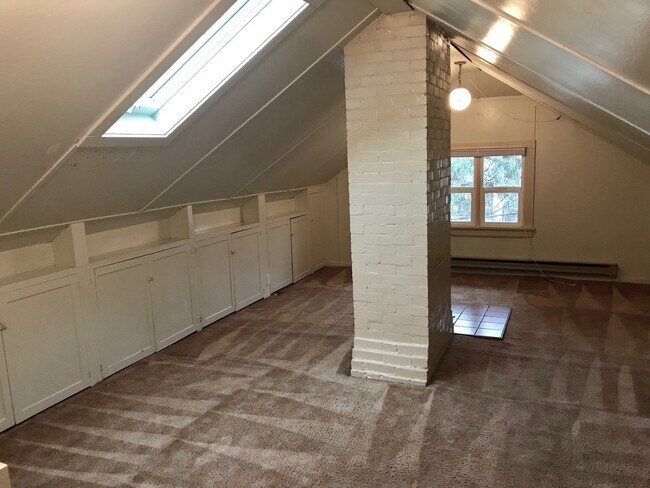 Building Photo - Large studio duplex at E. 16th & Hilyard w...