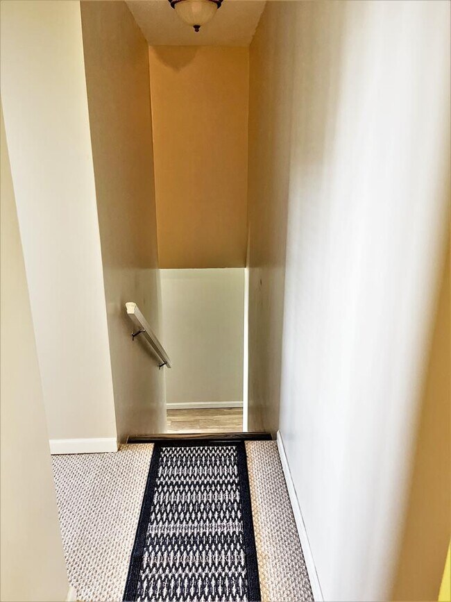 Building Photo - 602 N Shore Dr E