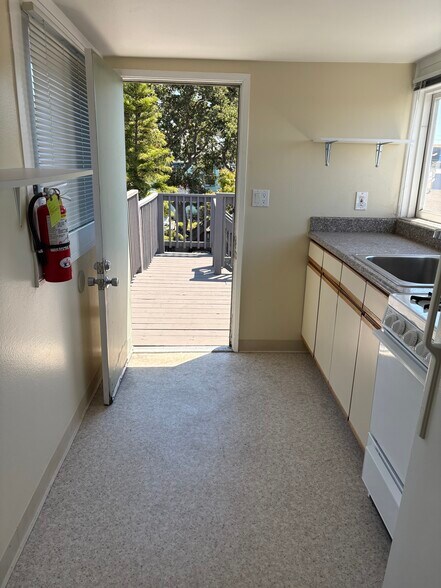 KITCHEN - 706 Buena Vista Ave