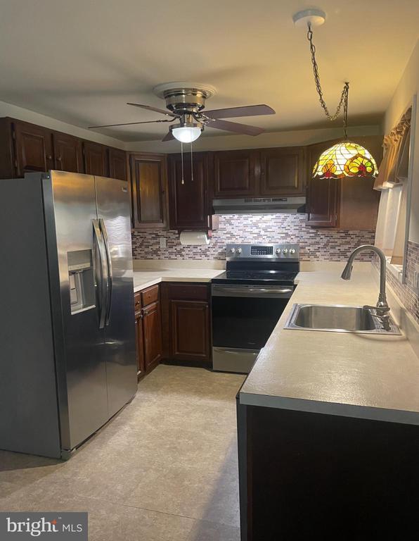 Primary Photo - 54 War Trophy Ln