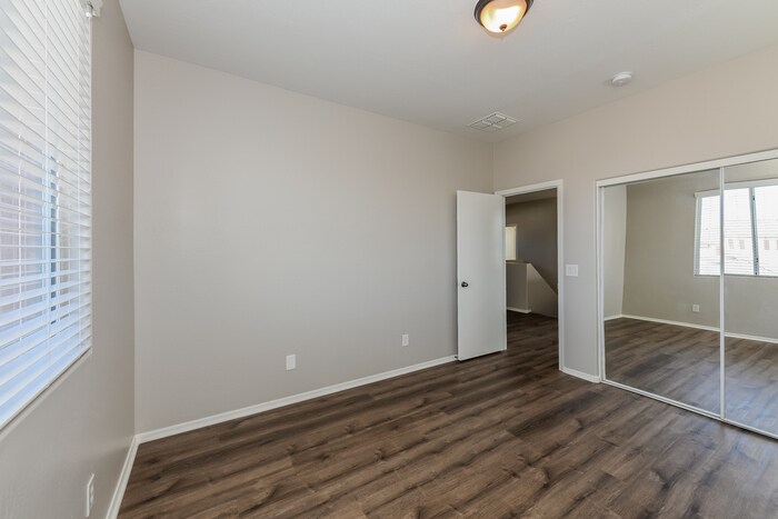 Building Photo - 10575 E Primrose Ln