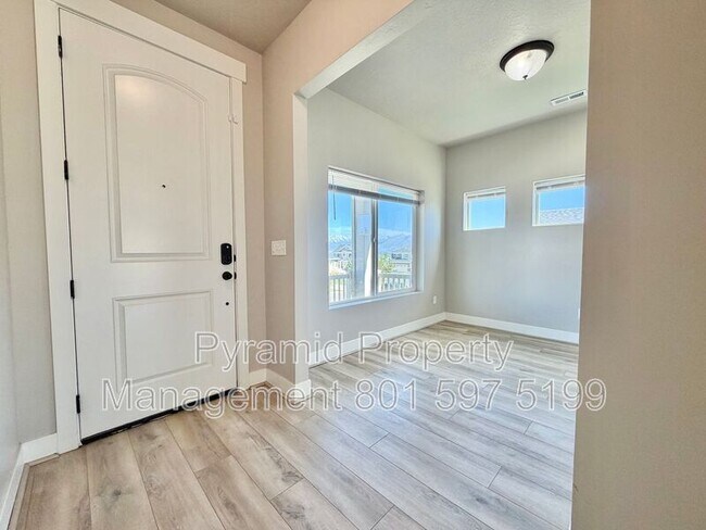 Building Photo - 673 W Beth Cir