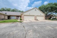 Building Photo - 714 E Country Grove Cir