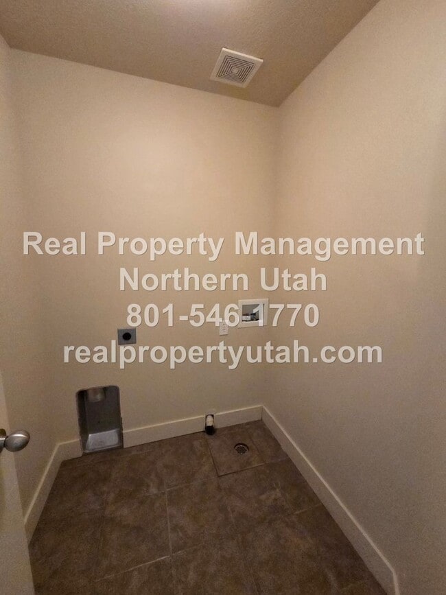 Building Photo - 3 Bedroom 2 Bath Townhome in West Haven Av...