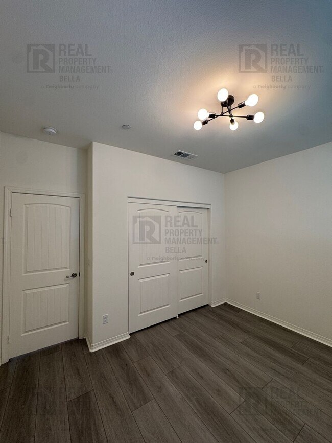 Building Photo - Cul-De-Sac Home in Heritage Lake Featuring Downstairs Bedroom & Bath + Loft
