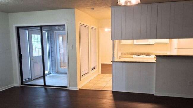 Building Photo - 629 W Ridge Dr