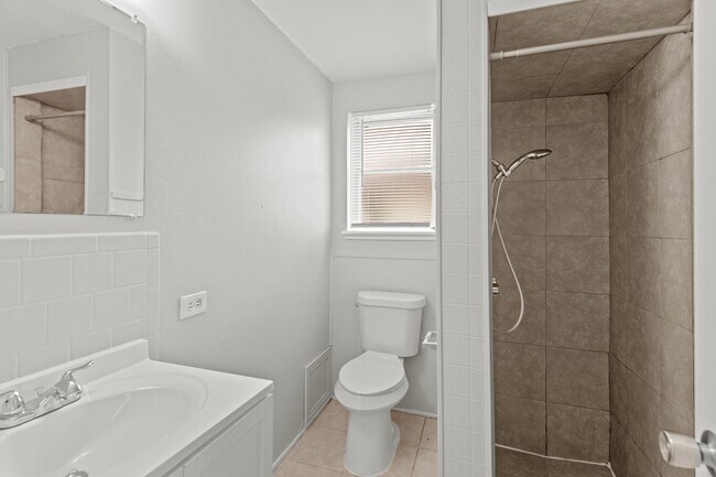 Building Photo - 408 Grantham Rd