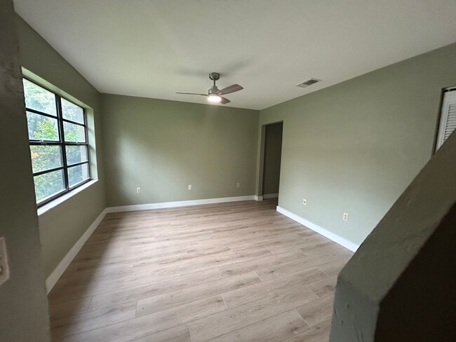 Building Photo - Adorable Updated 2/1.5 Furnished or Unfurn...