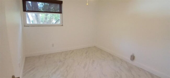 Building Photo - 2525 W Bay Dr
