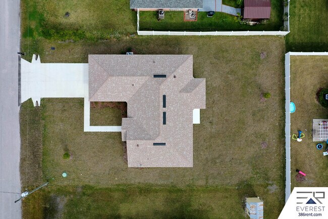 Building Photo - 4 Butternut Dr