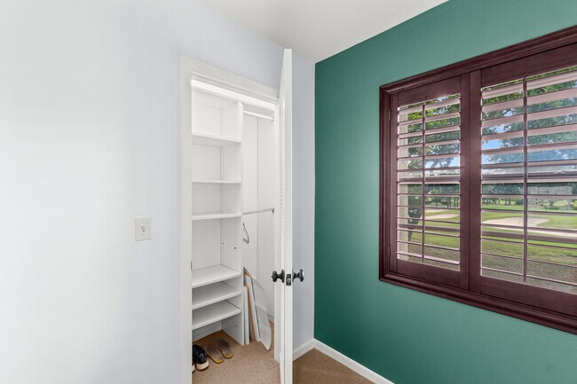 Building Photo - 5 Westgate Ln