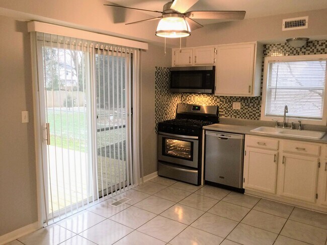Building Photo - 1225 Riverwood Dr