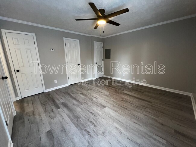 Building Photo - 5850 Century Oaks Dr