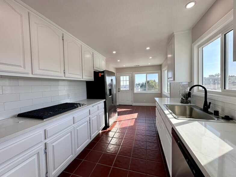 Building Photo - 770 W 2nd St