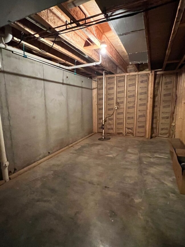 Building Photo - Available Now – Spacious 4 Bedroom / 3 Bat...