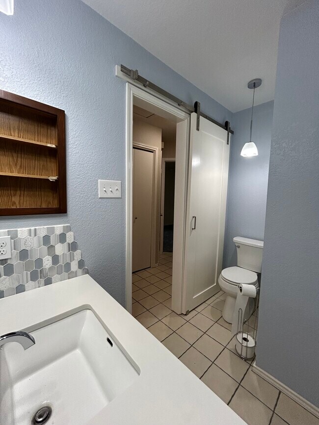 Building Photo - 2320 Aquaduct Dr